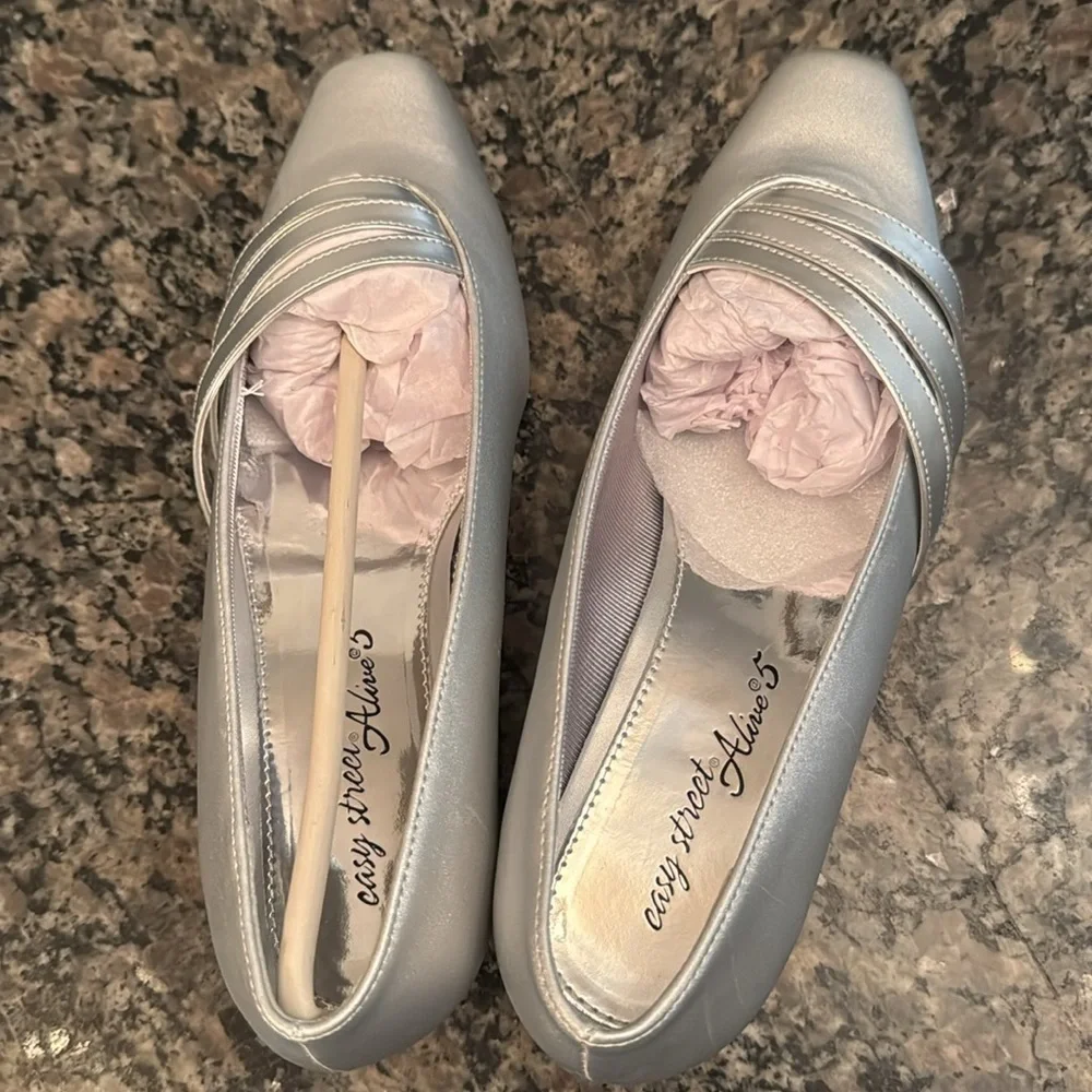Easy Street entice squared toe silver satin 1.5 inch pump heel NIB 8.5W